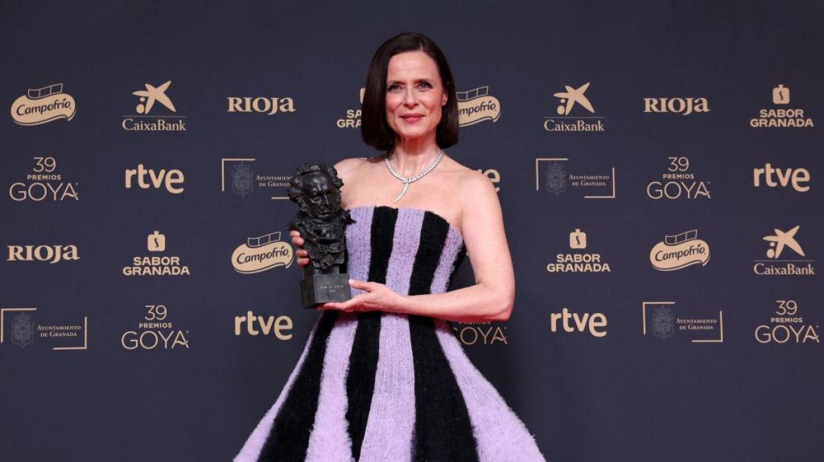 Aitana Sánchez-Gijón posa con el Goya de Honor.