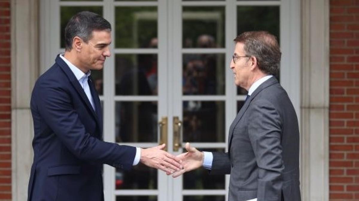 Pedro Sánchez y Núñez Feijóo, en una imagen de archivo en la escalinata de Moncloa.
