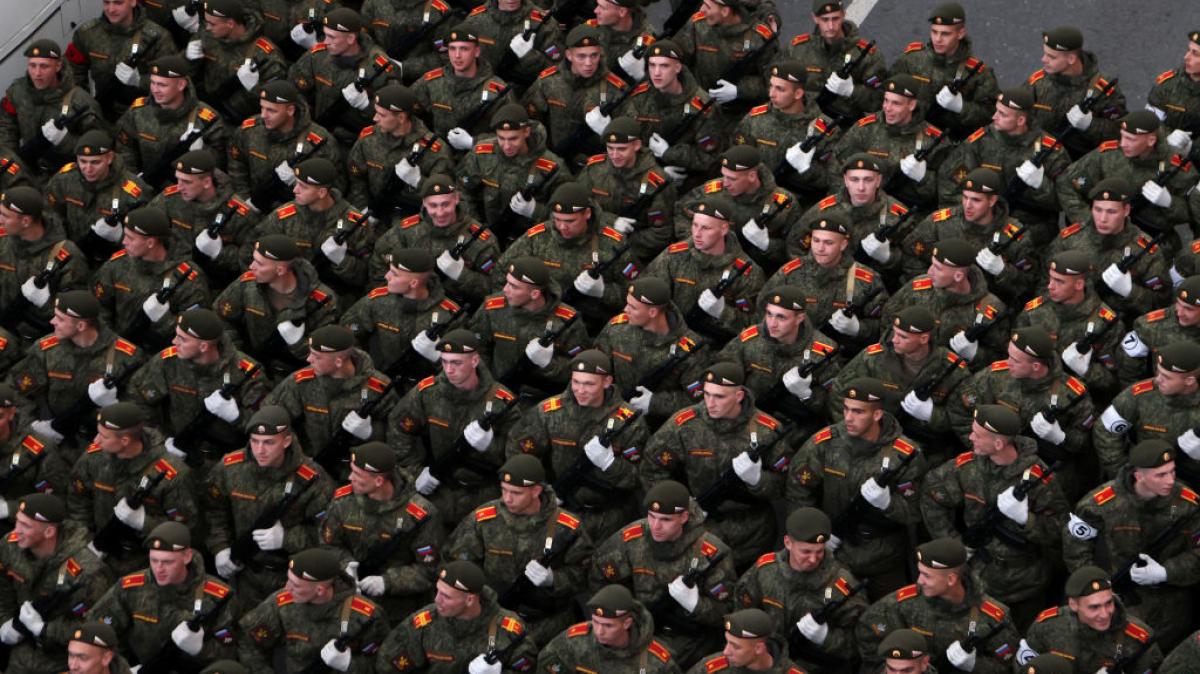 Soldados rusos desfilan para conmemorar el Día de la Victoria sobre la Alemania nazi.