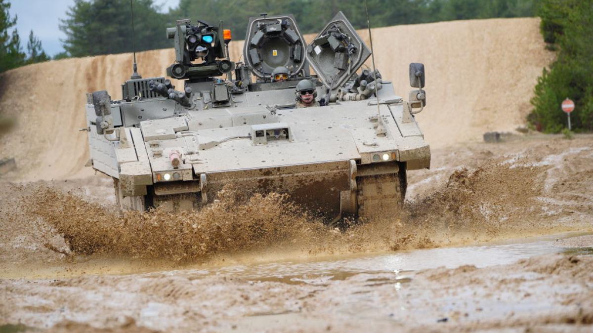 Un tanque Ajax Ares operado en el campo de entrenamientos británico de Bovington Camp, durante la visita del ministro de Defensa, Ben Wallace.
