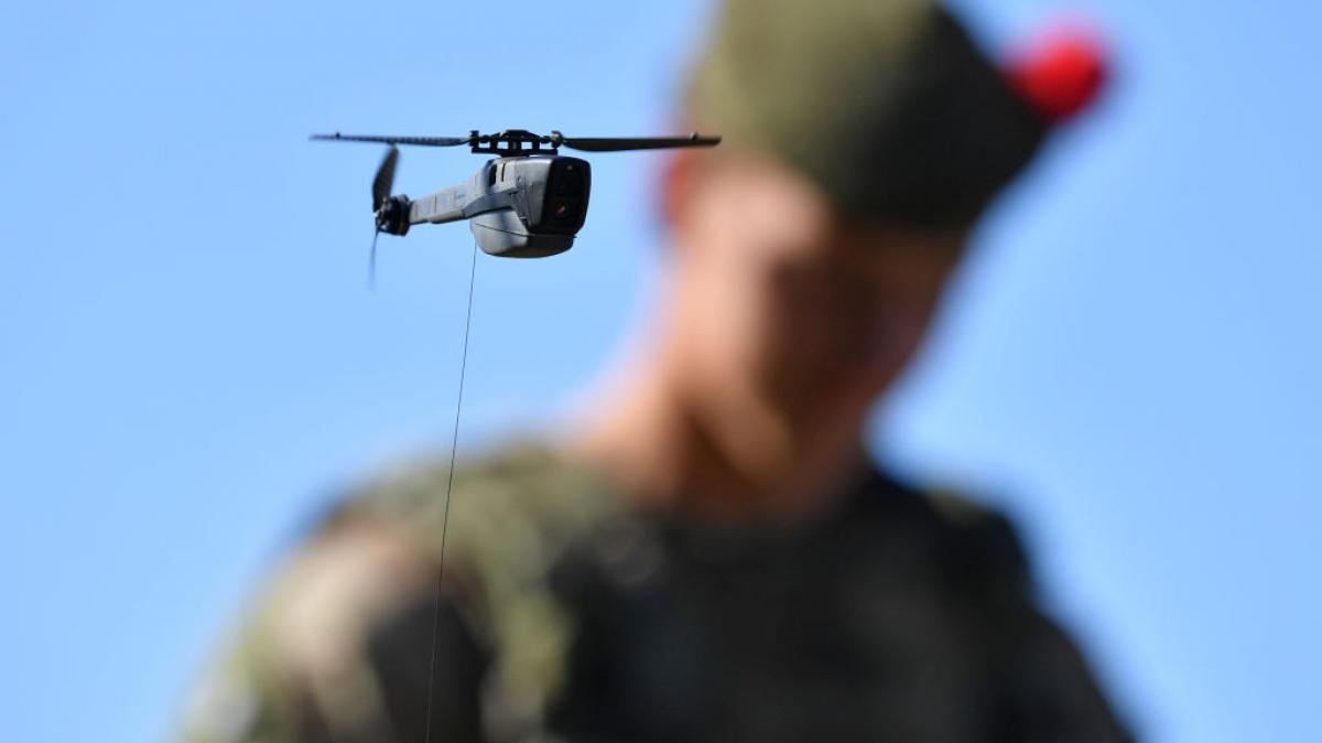 Un soldado británico opera un mini dron Black Hornet, durante una presentación al ex premier Boris Johnson.