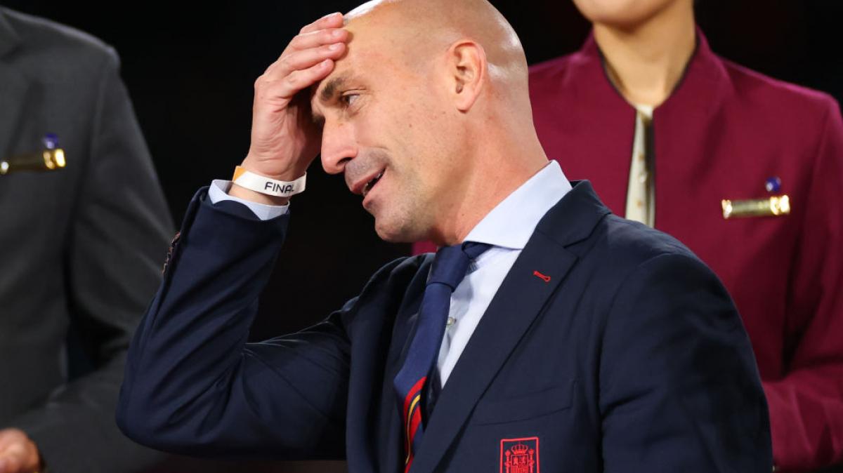 Luis Rubiales gesticula en la ceremonia de premiación del Mundial femenino