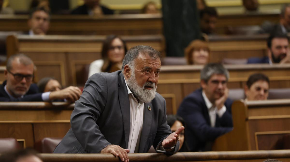 El diputado socialista Herminio Sancho durante la primera votación en la segunda jornada del debate de investidura de Alberto Núñez Feijóo.