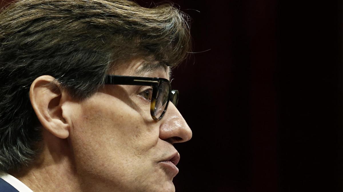 El líder del PSC, Salvador Illa, interviene ante el pleno durante la segunda jornada del debate de política general que se celebra en el Parlament de Cataluña .