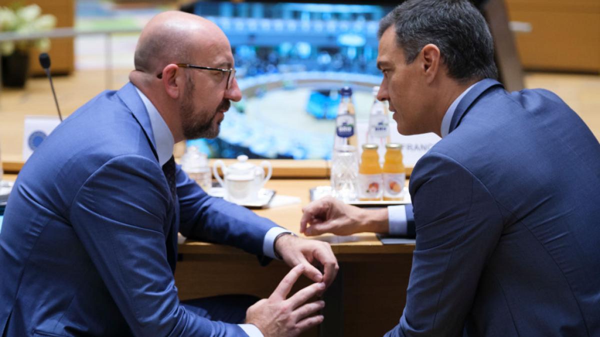 Charles Michel y Pedro Sánchez charlan durante una reunión de la UE
