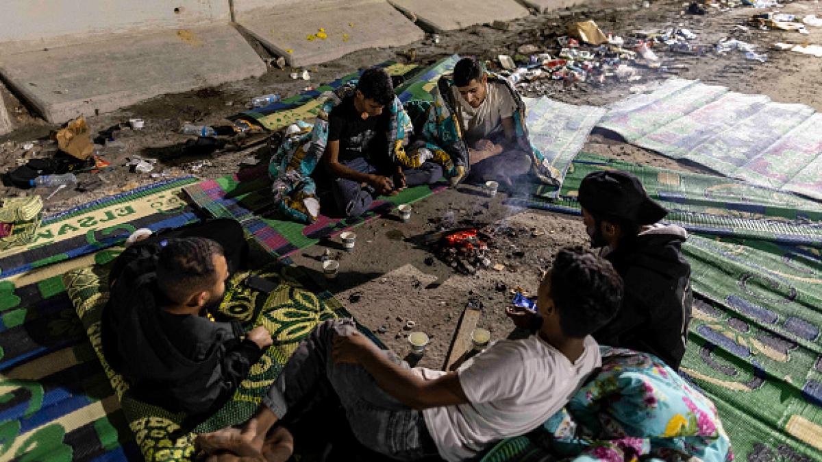 Refugiados palestinos aguardan en un campamento improvisado al borde de la frontera egipcia, el paso de Rafah, por donde se enviarán 20 camiones de ayuda humanitaria, cuando la ONU reclama 100 diarios.