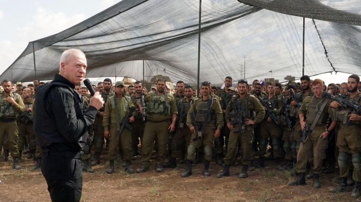 El ministro de Defensa de Israel, Yoav Gallant, se dirige a sus tropas en el sur de Gaza.