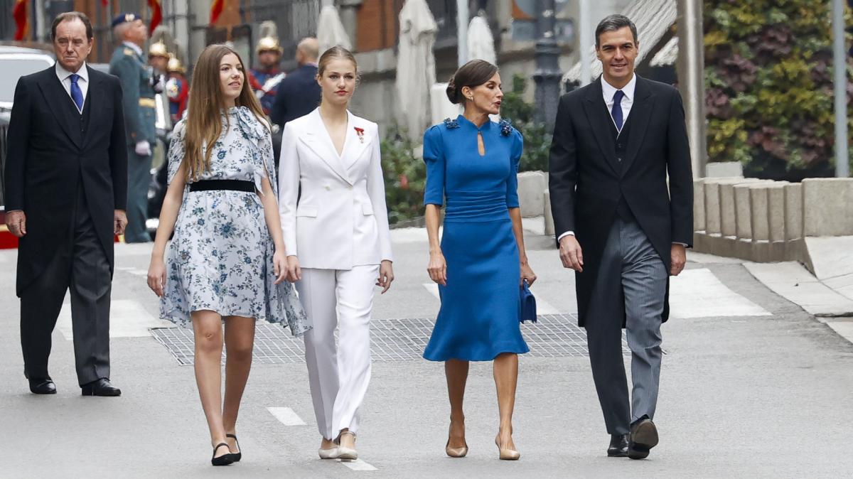 Letizia junto a sus hijas, Leonor y Sofía, y Pedro Sánchez se disponen a entrar en el Congreso.