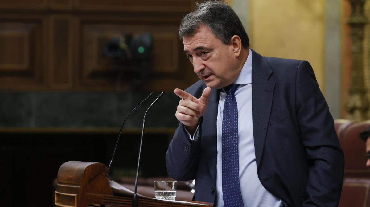 El portavoz del PNV Aitor Esteban interviene durante la segunda jornada de la investidura del secretario general del PSOE Pedro Sánchez.