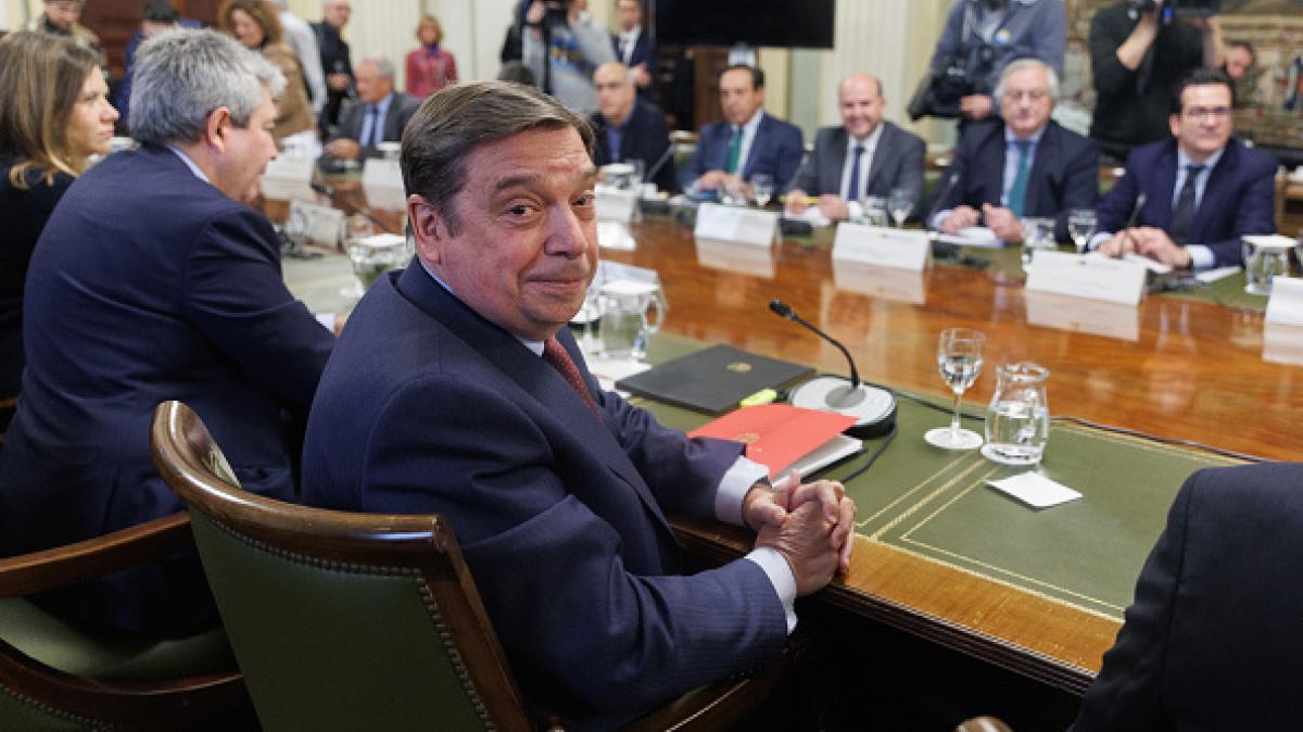 El ministro de Agricultura, Pesca y Alimentación, Luis Planas (c), preside el pleno del Observatorio de la Cadena Alimentaria, en la sede del Ministerio.