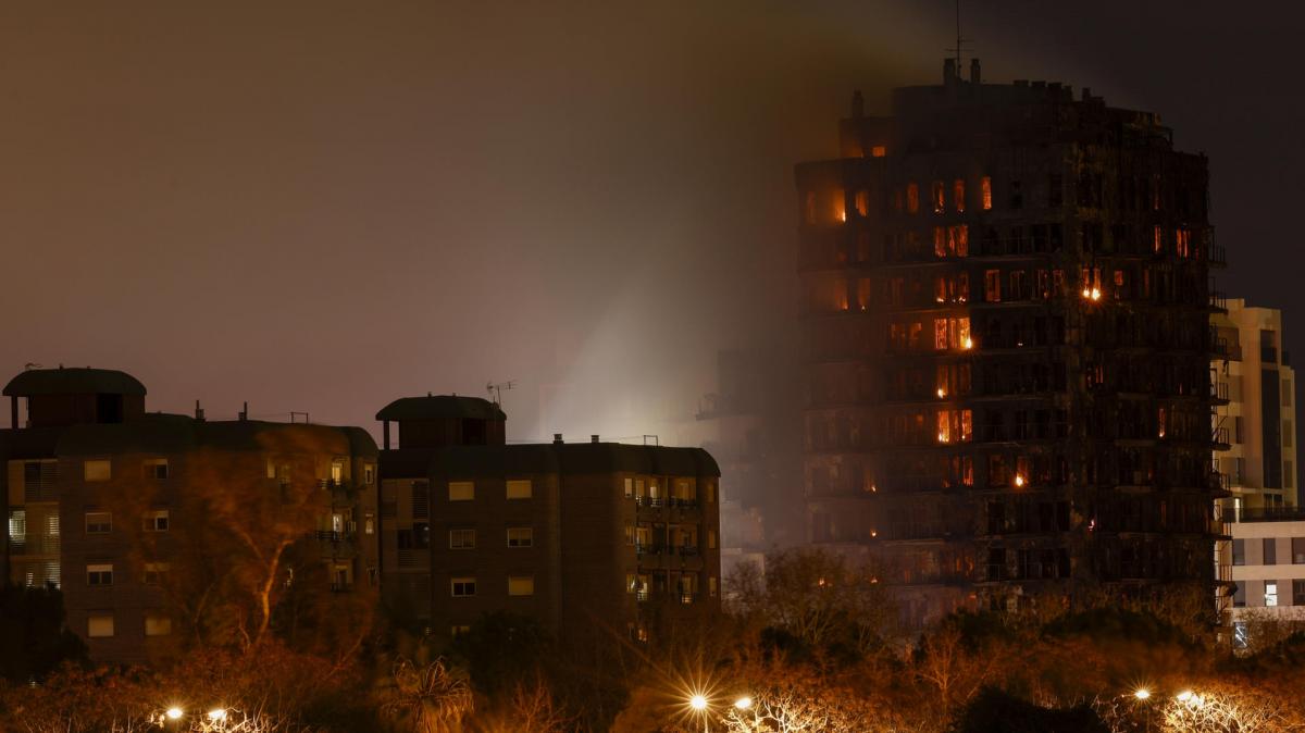 Vista del incendio declarado en un quinto piso de un edificio de viviendas de Valencia que ha afectado totalmente al inmueble y se ha propagado a otro anexo.