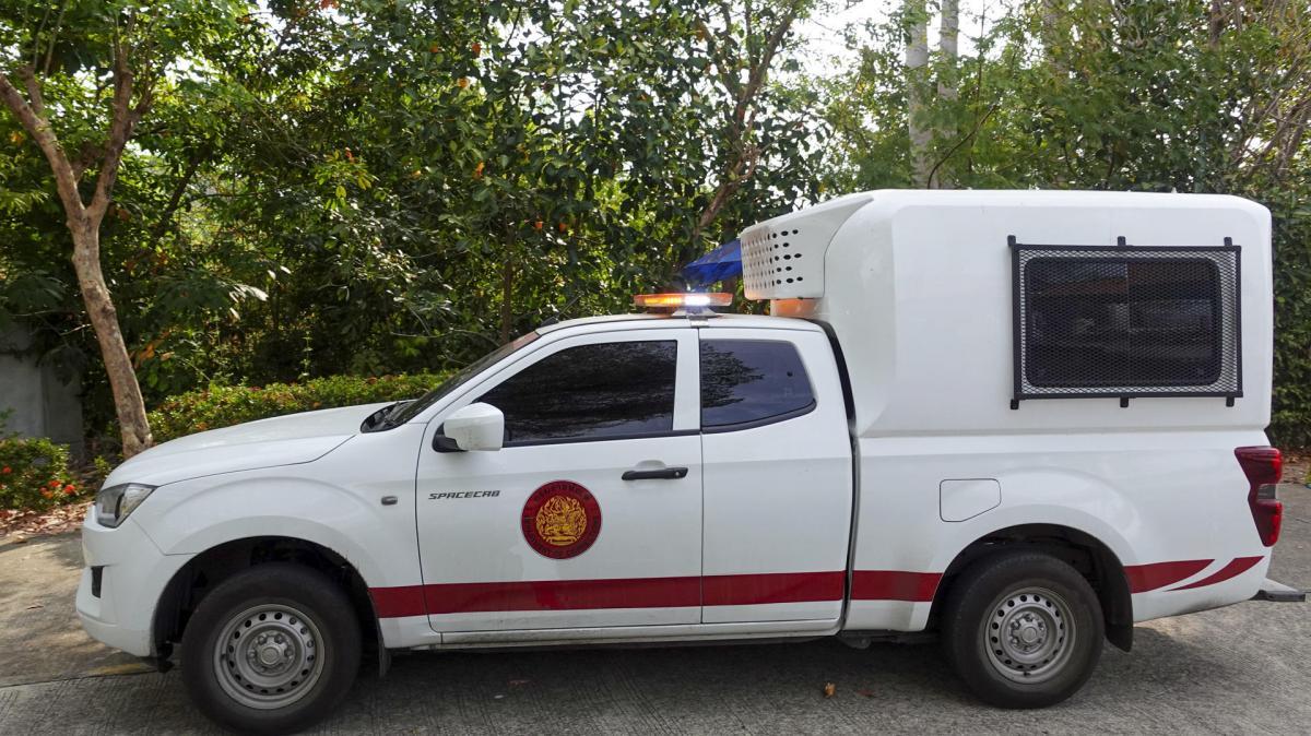 Un furgón policial accede al tribunal provincial de Samui (isla del sur de Tailandia) donde continúa la segunda sesión del juicio contra el español Daniel Sancho.