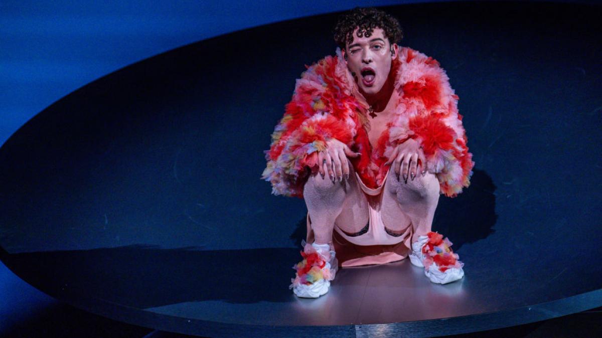Nemo, representante de Suiza en Eurovisión con 'The Code', durante un ensayo.