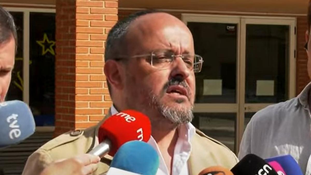 Alejandro Fernández votando en Tarragona.