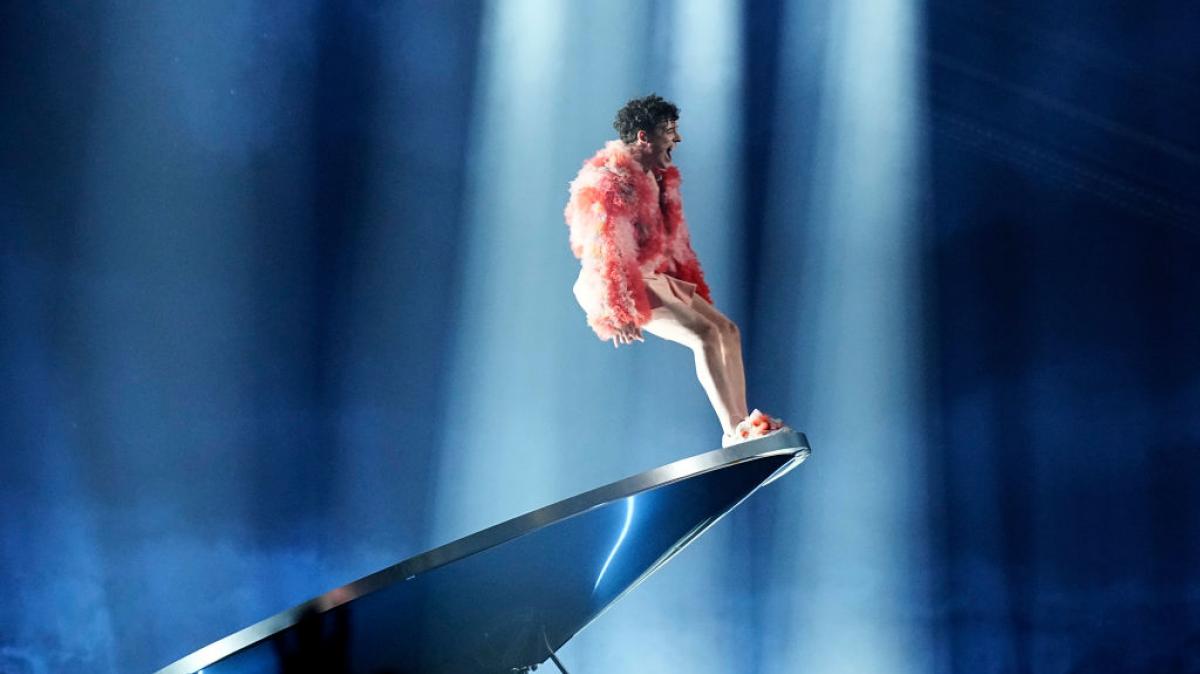 Nemo, representante de Suiza en Eurovisión 2024, durante su actuación.