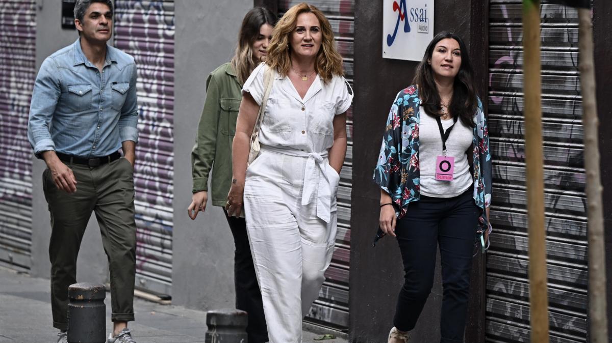 La cabeza de lista de Sumar al Parlamento Europeo, Estrella Galán (2-d), a su llegada este domingo al Espacio Larra, en Madrid, para seguir los resultados de las elecciones europeas.