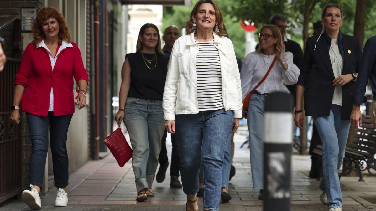 La candidata del PSOE al Parlamento Europeo, Teresa Ribera (c), a su llegada a la sede socialista este domingo en Madrid, donde vivirá la noche electoral tras los comicios europeos.