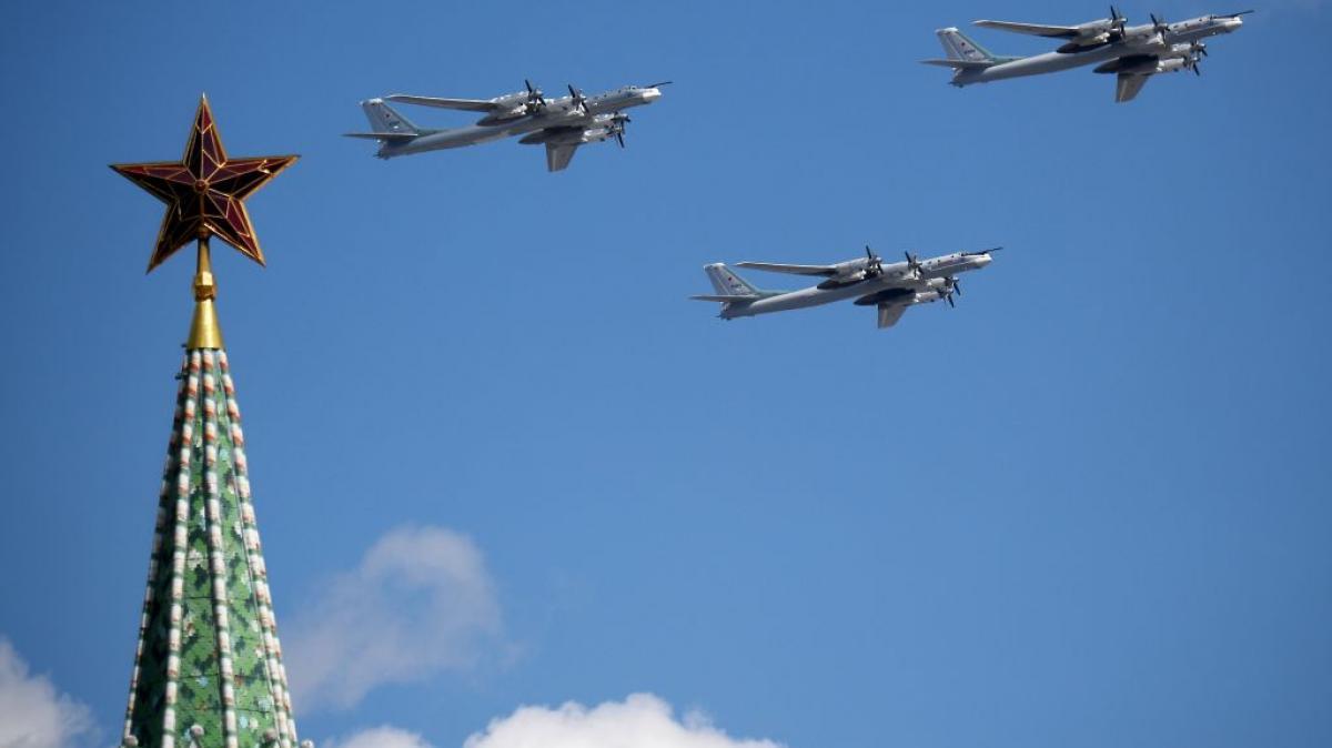 Los bombarderos Tupolev Tu-95MS realizan un vuelo sobre Moscú durante el desfile militar del Día de la Victoria