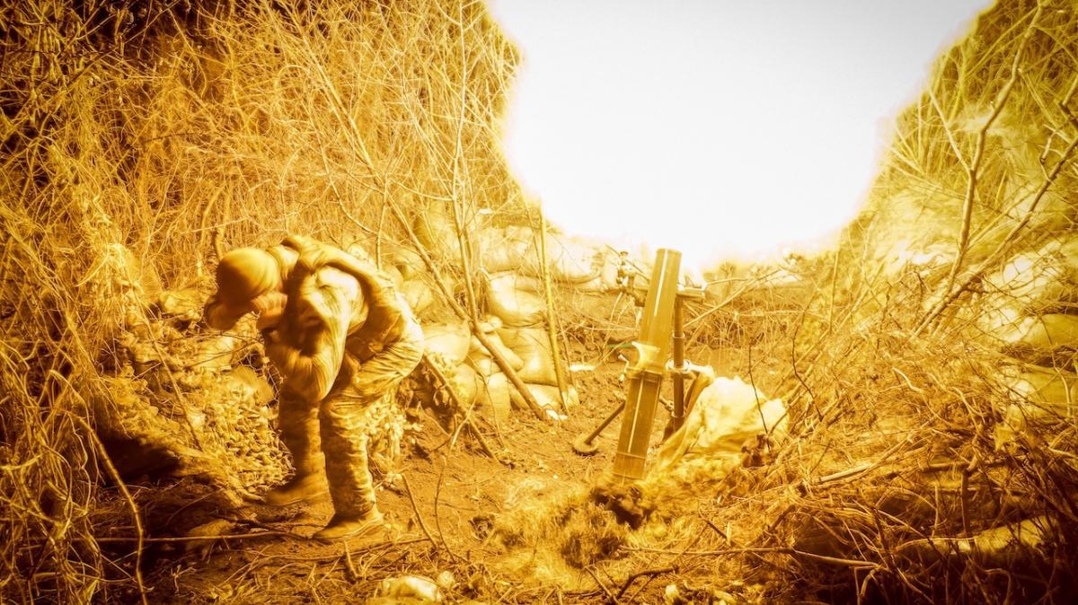 Un militar de las Fuerzas Armadas de Ucrania dispara un mortero en la región de Donetsk.