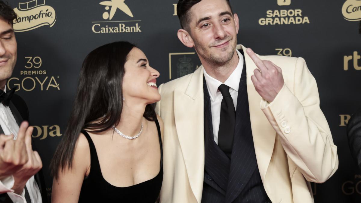 Macarena Garcia y Enric Auquer en el photocall de los Goya 2025.
