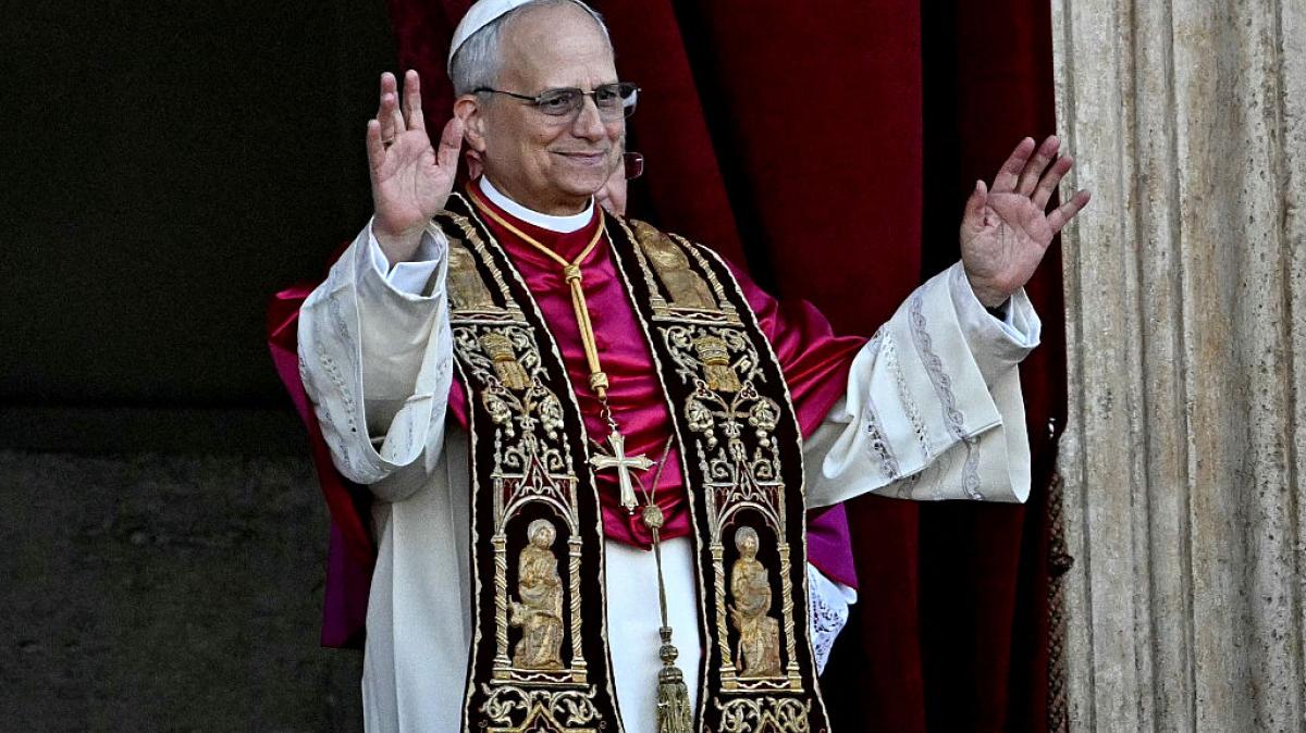 Robert Francis Prevost, el papa León XIV, saluda a los fieles en su presentación al mundo
