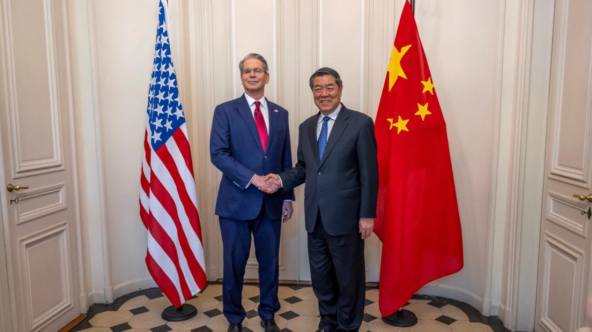 El secretario del Tesoro, Scott Bessent, estrecha la mano del vice primer ministro de China, He Lifeng