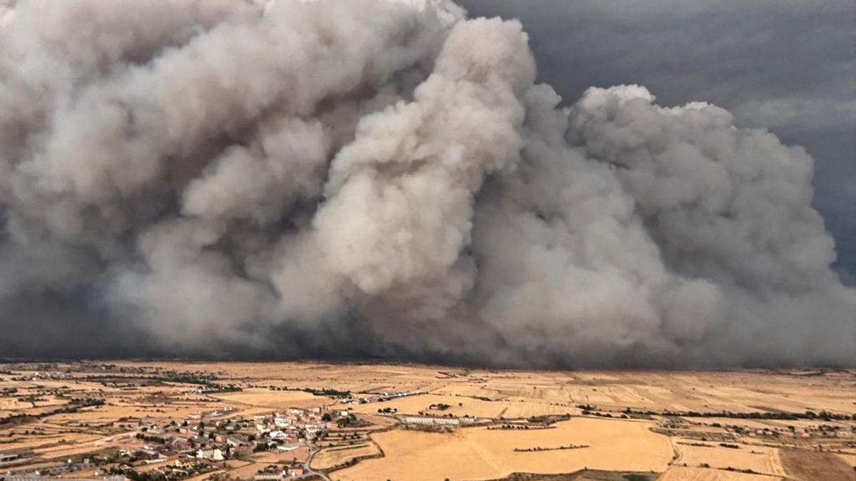 Una inmensa columna de humo en el voraz incendio en Torrefeta i Florejacs (Lleida), donde perdieron la vida dos trabajadores del campo.