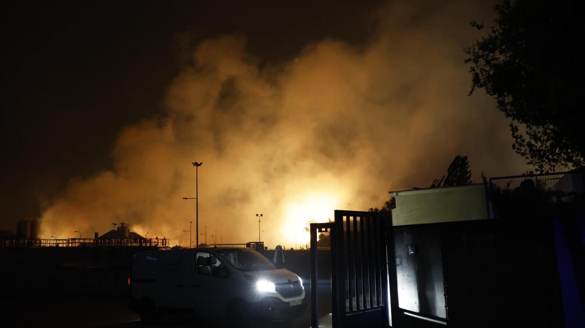 El incendio declarado en la localidad madrileña de Tres Cantos, a las puertas de la Planta de tratamiento de aguas.