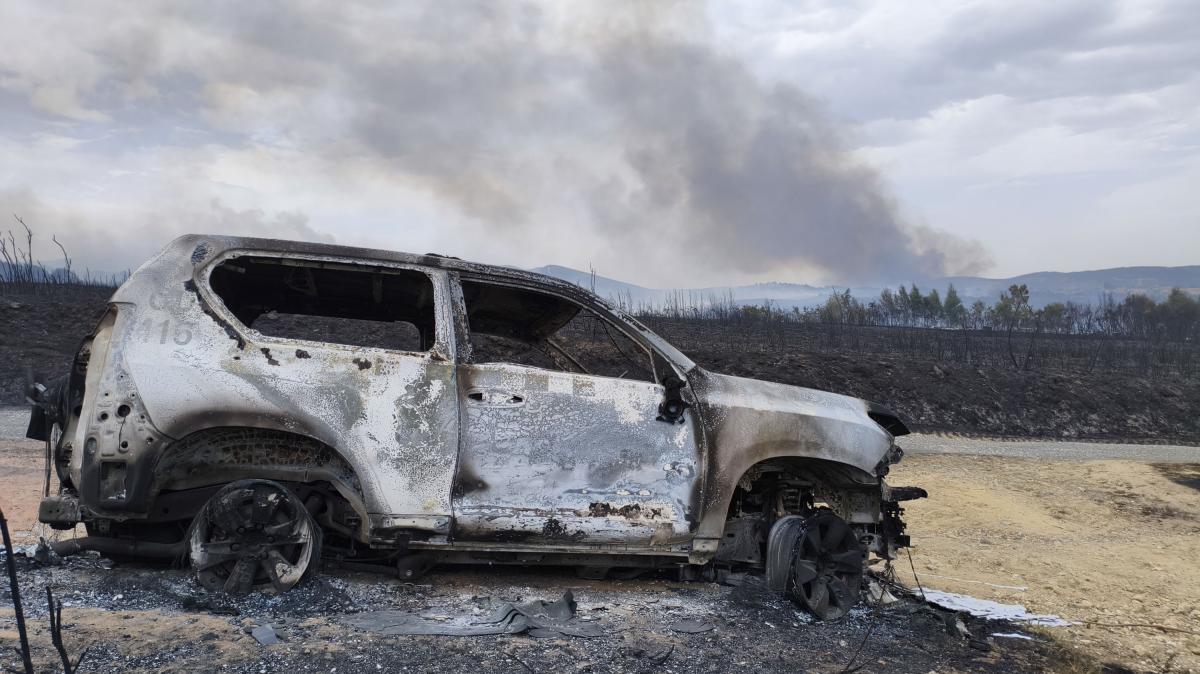 Coche calcinado en Santirso, por el incendio declarado en el concello de Maceda, en Ourense.