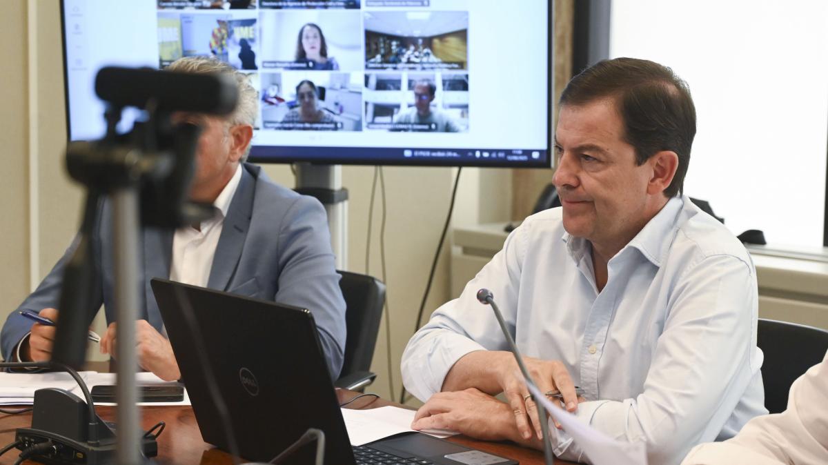 El presidente de la Junta de Castilla y León, Alfonso Fernández Mañueco, durante la reunión para valorar los incendios que asolan la comunidad.