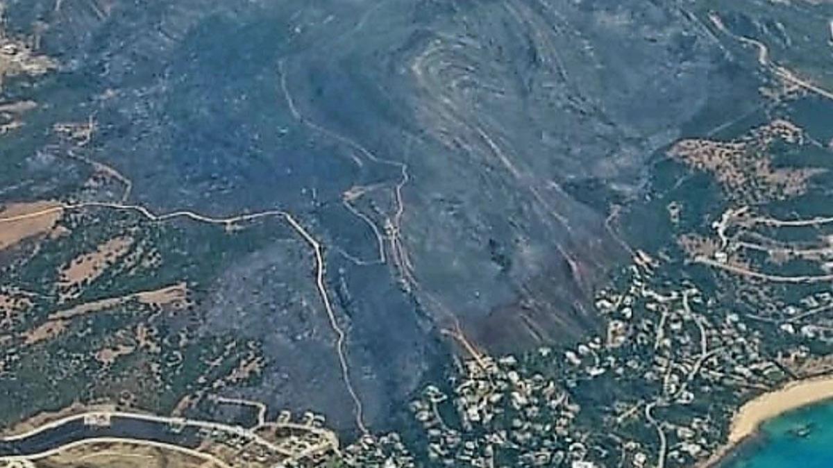 Vista aérea de la zona afectada por el incendio que afecta a la sierra de la Plata y a Tarifa.