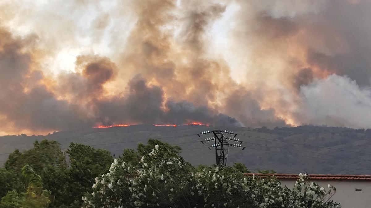 Vista del incendio en Extramadura este martes.