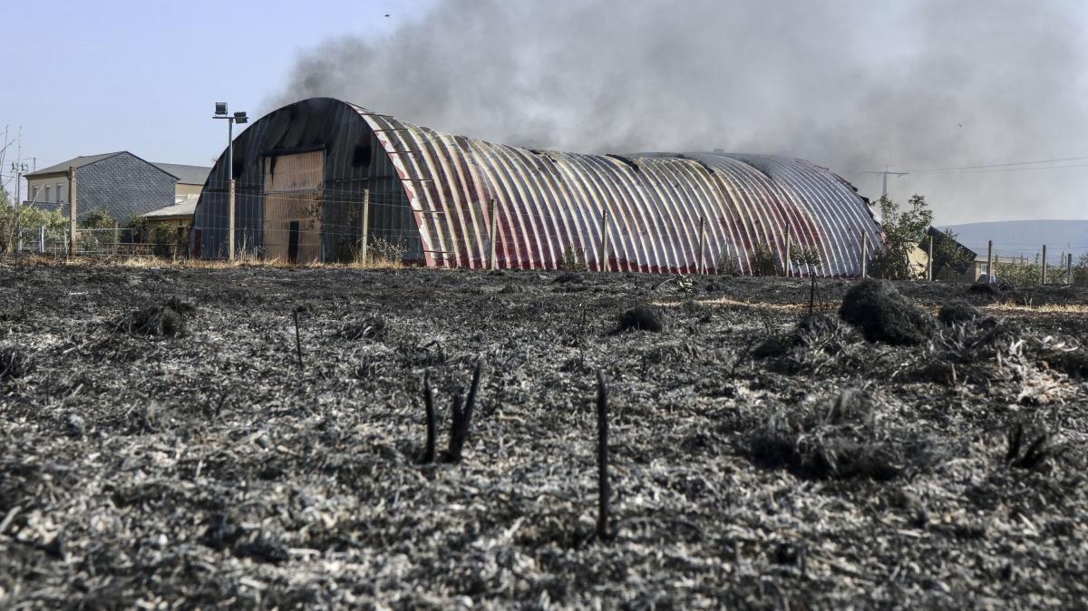 Imagen de los daños provocados por un incendio en Cubo de Benavente (Zamora), iniciado en Molezuelas de la Carballeda.