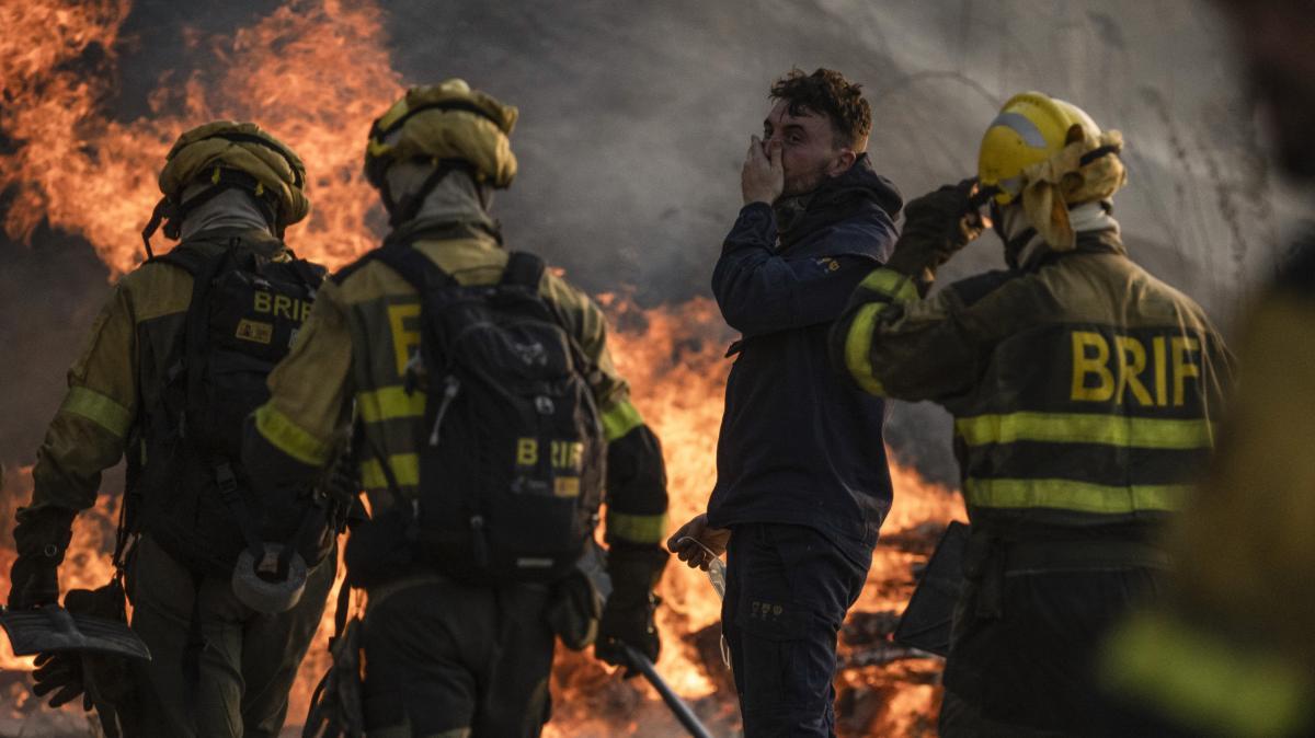Los bomberos durante las labores de extinción del incendio que afecta al municipio de Monterrei (Ourense).