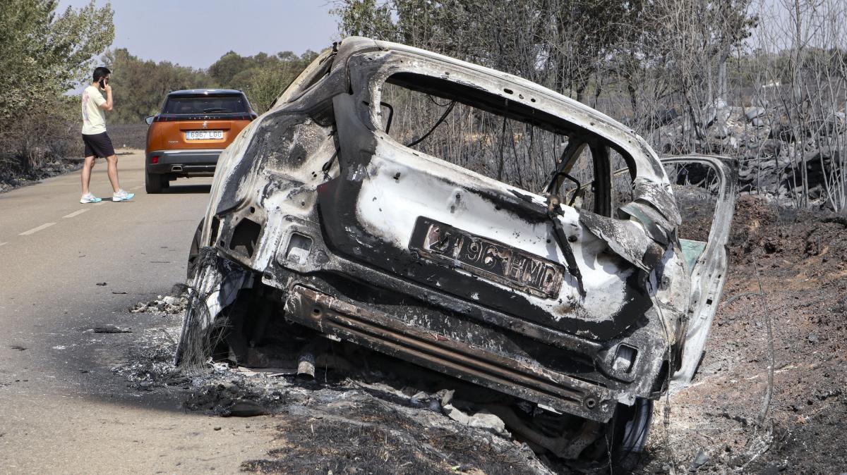 Vehículo calcinado por el incendio forestal de Abejera (Zamora)..