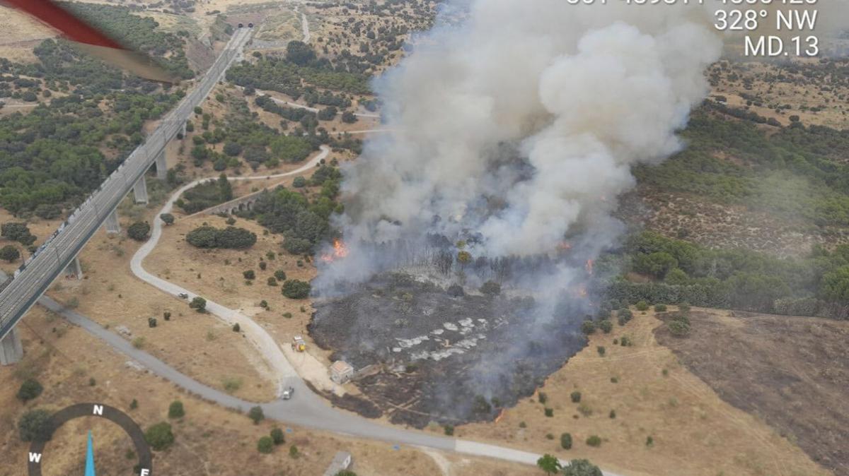 Diecinueve dotaciones de los Bomberos de la Comunidad de Madrid trabajan en la extinción de un incendio de pastos y arbolado en Colmenar Viejo.
