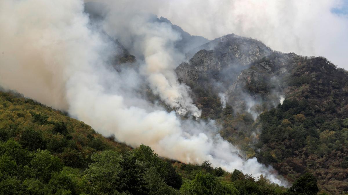 Incendio en las inmediaciones de Caunedo, en el parque Natural de Somiedo.