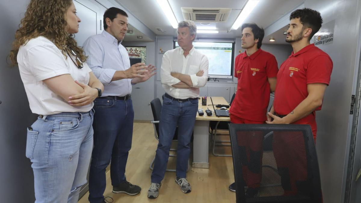 El líder del PP, Alberto Núñez Feijóo (c), visitando, acompañado del presidente de la Junta de Castilla y León, Alfonso Fernández Mañueco (2i), el puesto de mando avanzado de Palacios del Sil, en León.