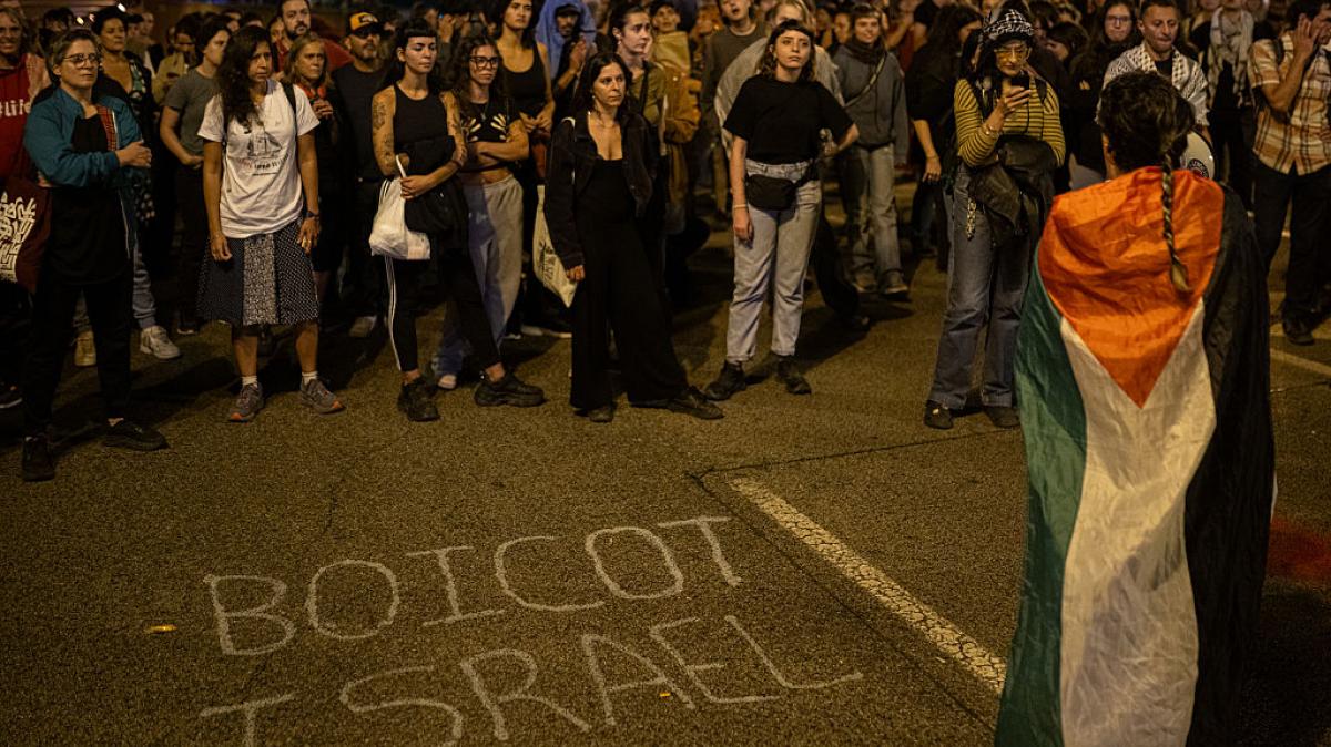 Centenares de personas se concentran ante la embajada de Israel en Barcelona