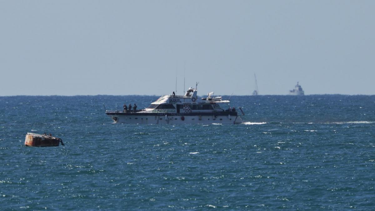 Un barco de la Flotilla Global Sumud llega al puerto de Ashdod el 2 de octubre de 2025 después de ser interceptado mientras transportaba ayuda a Gaza.