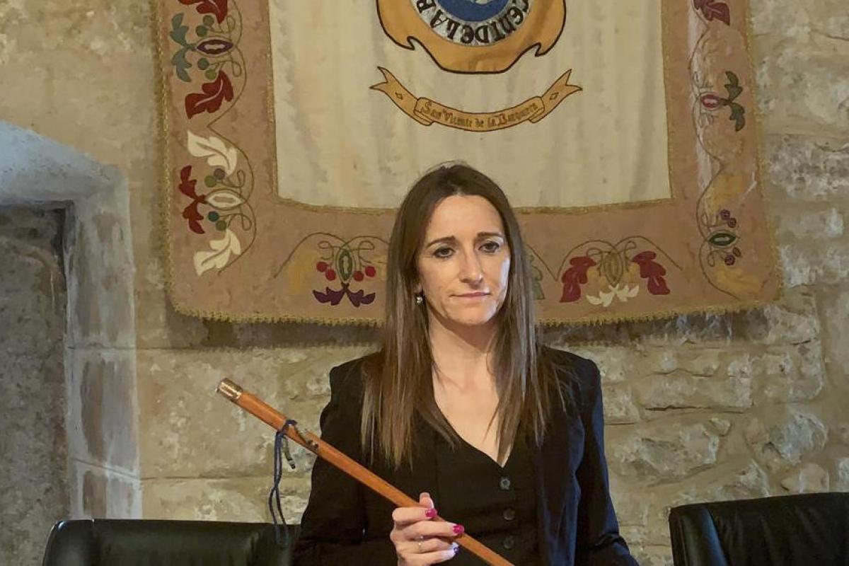 La única concejal socialista electa en el Ayuntamiento de San Vicente de la Barquera, Charo Urquiza, con el bastón de mando tras ser apoyada por sorpresa por el PP, tras el pleno constitutivo del Consistorio este sábado.