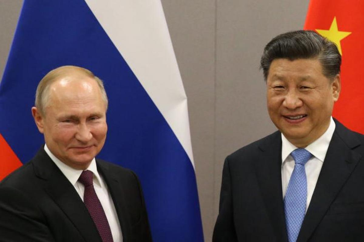 El presidente ruso, Vladímir Putin, y su homólogo chino, Xi Jinping, en una imagen de archivo durante un encuentro en Brasilia (Brasil).