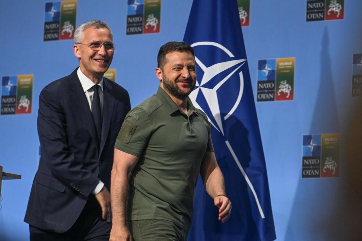 Volodimir Zelenski guiña un ojo a la prensa traas su comparecencia junto a Jens Stoltenberg en la Cumbre de la OTAN en Vilna