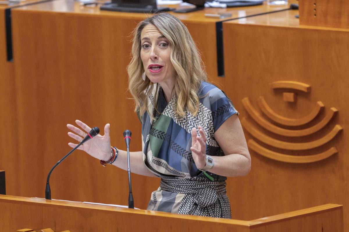La nueva presidenta de la Junta de Extremadura, María Guardiola interviene en la segunda sesión del debate de su investidura, este viernes en la Asamblea.