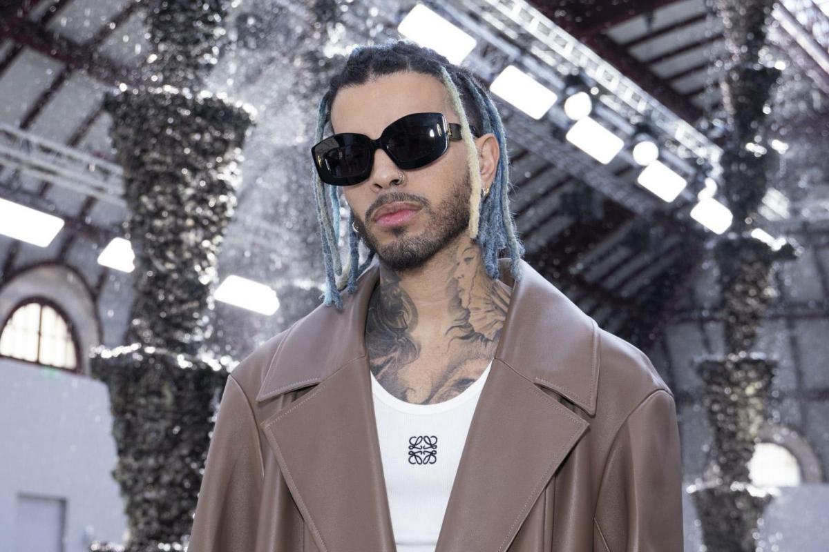Rauw Alejandro en un evento de LOEWE en la Paris Fashion Week en junio de 2023.