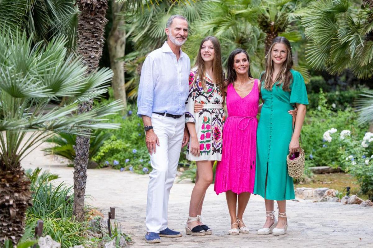 El rey Felipe, la infanta Sofía, la reina Letizia y la princesa Leonor posan en los Jardines de Alfabia de Mallorca para inaugurar sus vacaciones en la isla balear.
