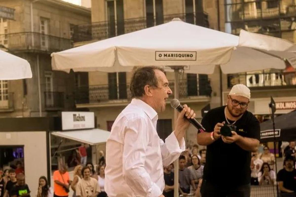 Abel Caballero, prueba suerte con el rap en O Marisquiño