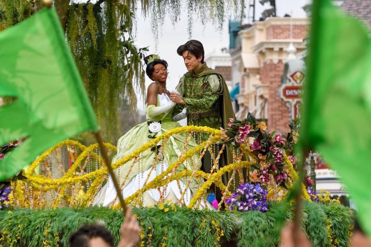 La princesa Tiana y el príncipe Naveen en un desfile.