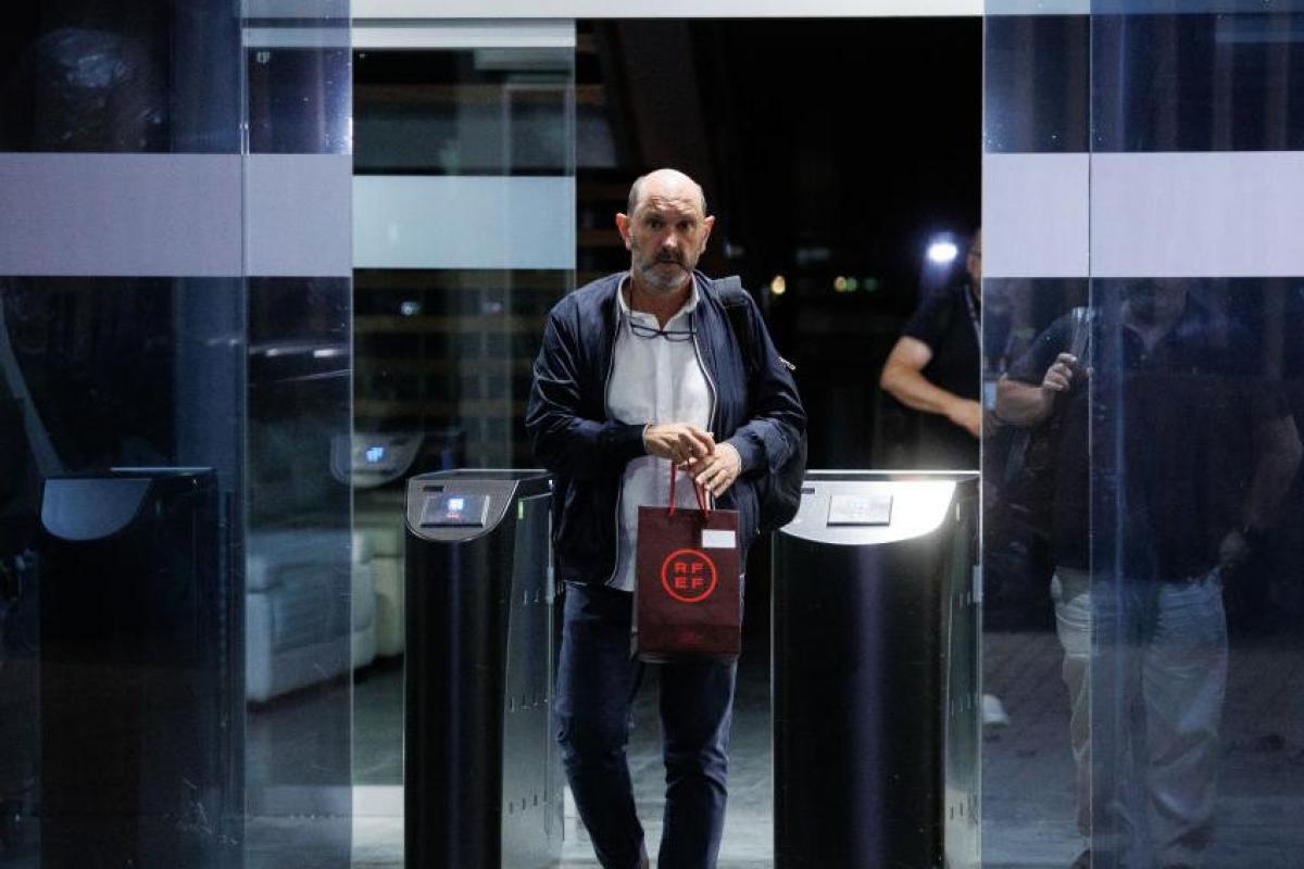 Rafael Louzán, presidente de la Federación Galega de Fútbol, tras asistir a la reunión de la RFEF tras la suspensión de Luis Rubiales.