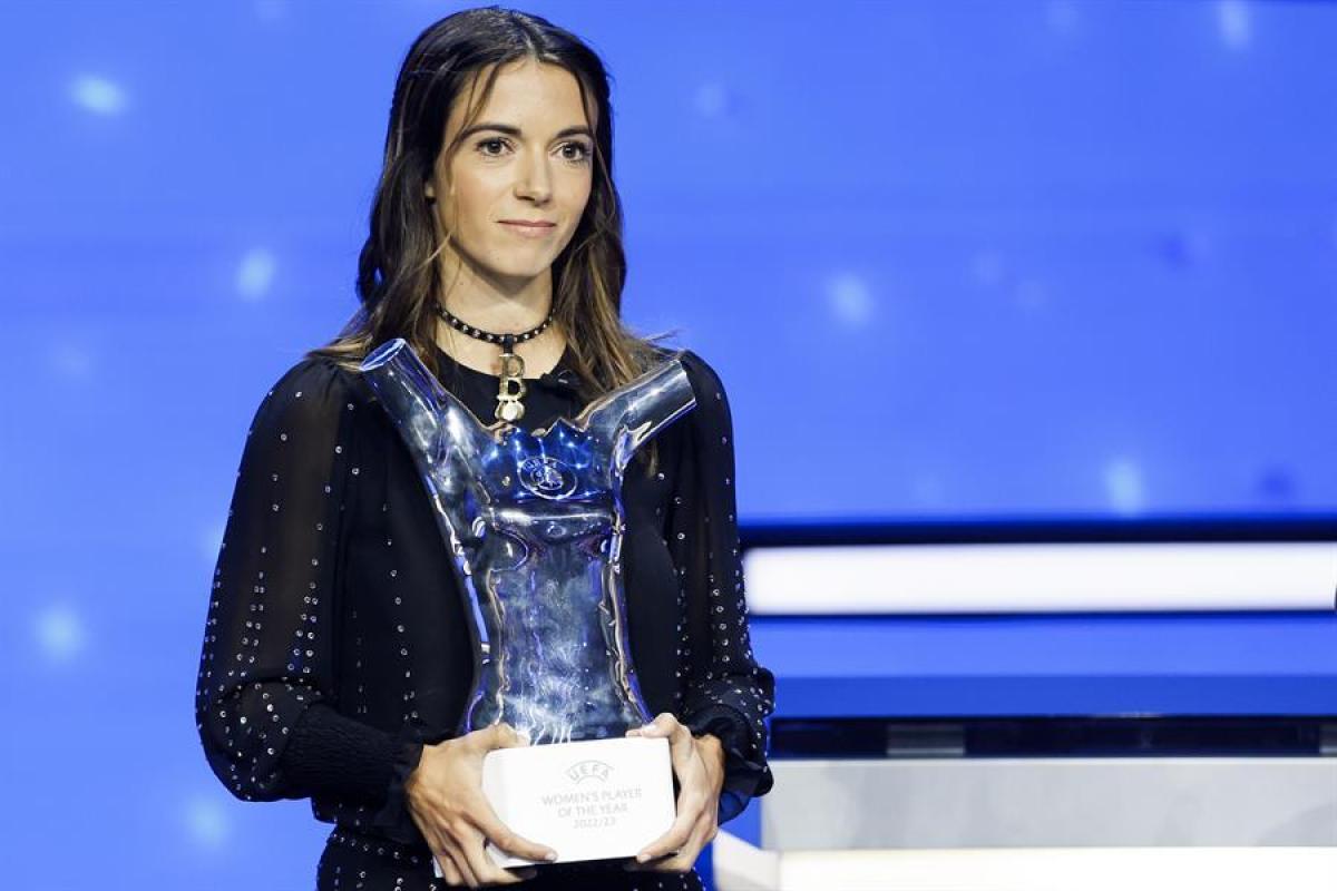 Aitana Bonmatí, con el trofeo de mejor jugadora del año para la UEFA
